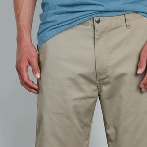 Volcom Men’s VMonty Stretch 22 Shorts 36      knee length, relaxed fit shorts.